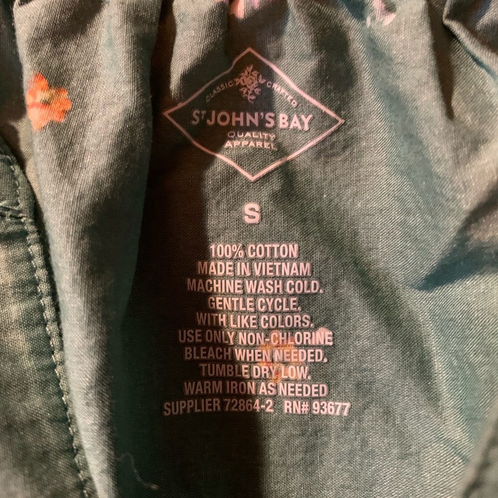 Women’s S St. John’s Bay cap sleeve blouse - Picture 3 of 3